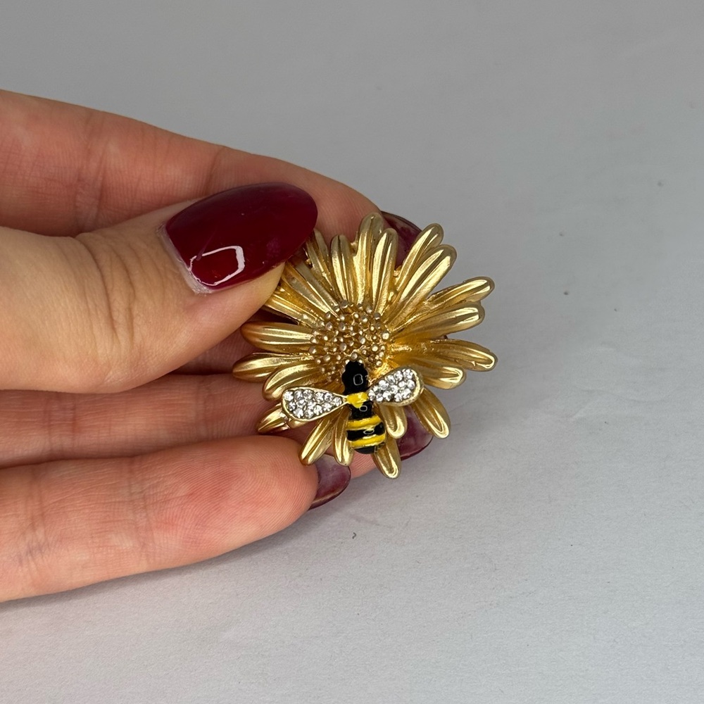 Vintage Bee Brooch with Daisy